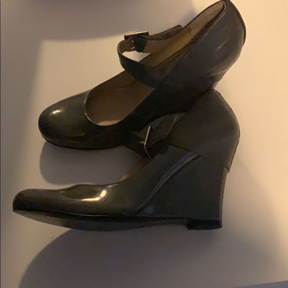 Beige high gloss wedges